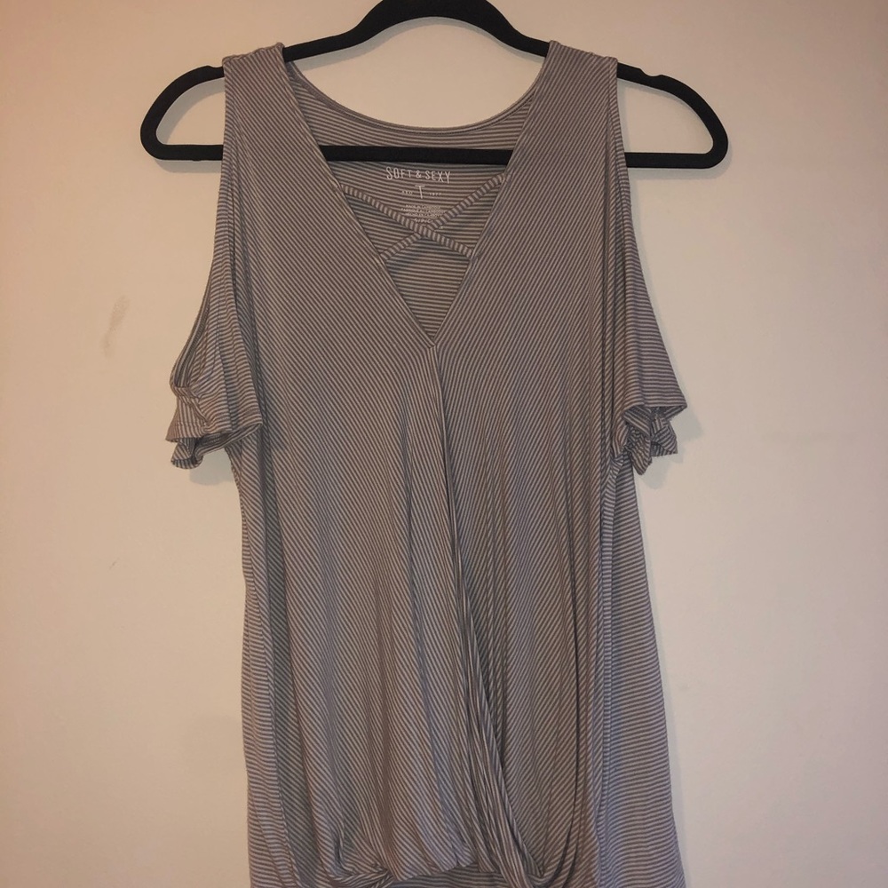 Cold shoulder tee